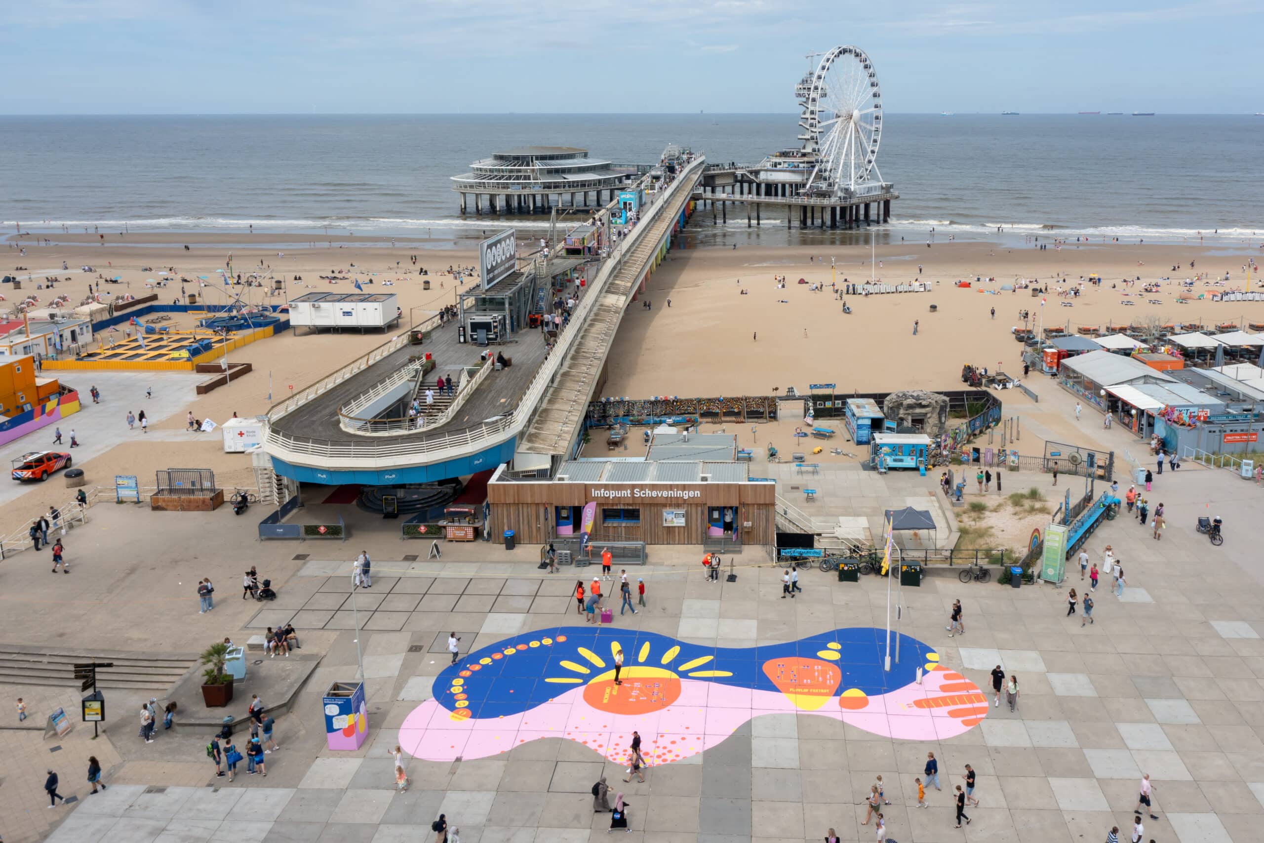 Rode daken worden hersteld van huizen in Havenkwartier